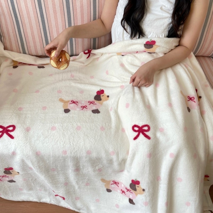 91家纺网 家纺一手货源 找家纺 顾里家纺 2025新款ins少女奶油治愈双面牛奶绒毯 波点腊肠狗