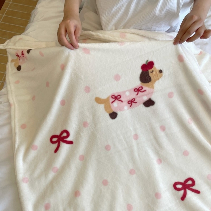 91家纺网 家纺一手货源 找家纺 顾里家纺 2025新款ins少女奶油治愈双面牛奶绒毯 波点腊肠狗