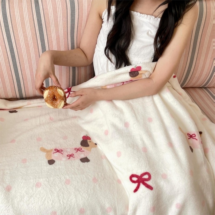 91家纺网 家纺一手货源 找家纺 顾里家纺 2025新款ins少女奶油治愈双面牛奶绒毯 波点腊肠狗