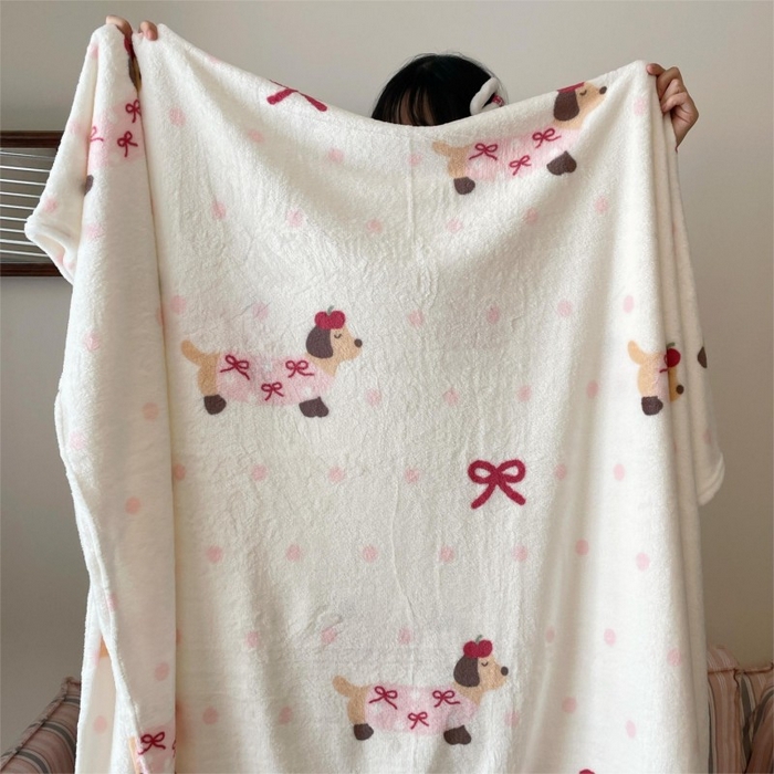 91家纺网 家纺一手货源 找家纺 顾里家纺 2025新款ins少女奶油治愈双面牛奶绒毯 波点腊肠狗