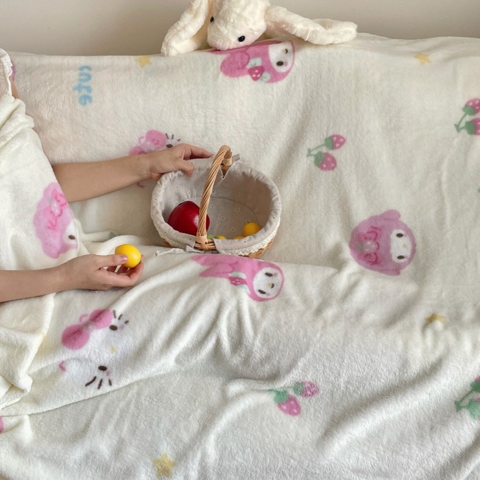 91家纺网 家纺一手货源 找家纺 顾里家纺 2025新款ins少女奶油治愈双面牛奶绒毯 草莓伙伴