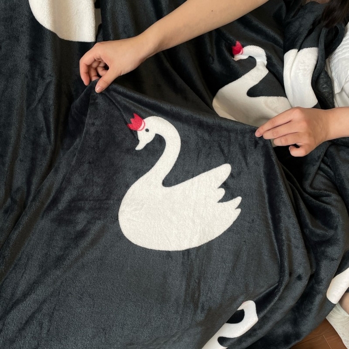 91家纺网 家纺一手货源 找家纺 顾里家纺 2025新款ins少女奶油治愈双面牛奶绒毯 黑天鹅