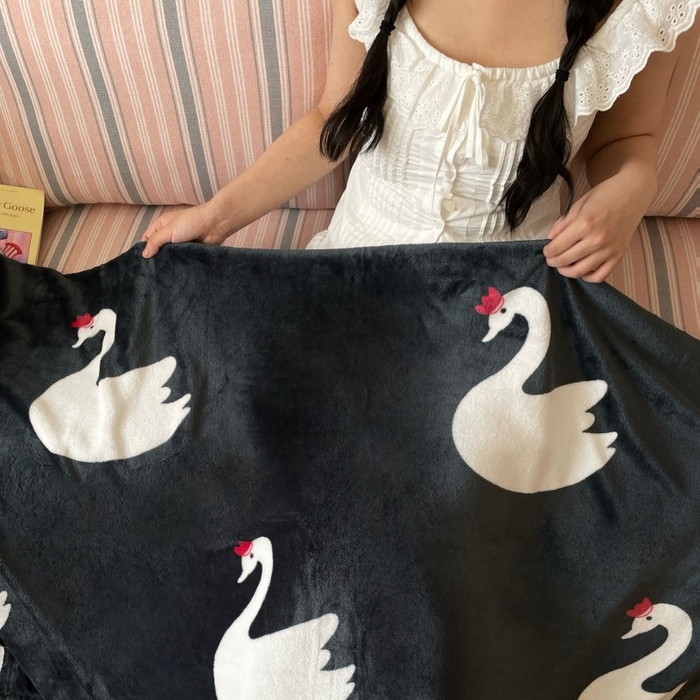 91家纺网 家纺一手货源 找家纺 顾里家纺 2025新款ins少女奶油治愈双面牛奶绒毯 黑天鹅