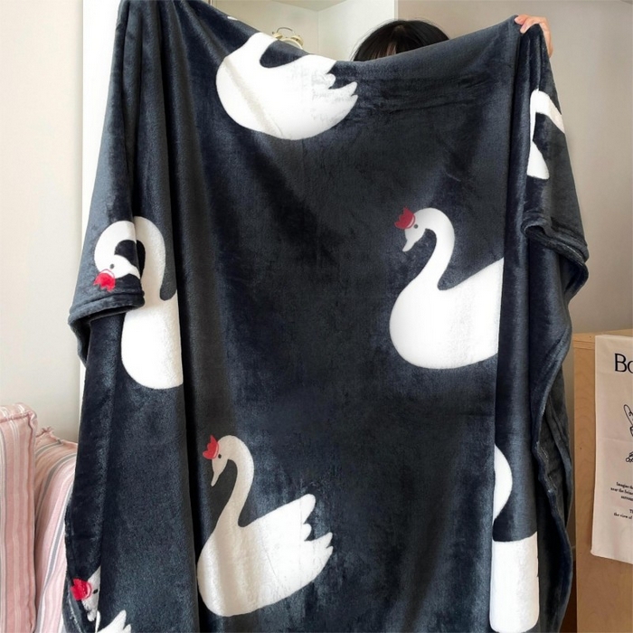 91家纺网 家纺一手货源 找家纺 顾里家纺 2025新款ins少女奶油治愈双面牛奶绒毯 黑天鹅