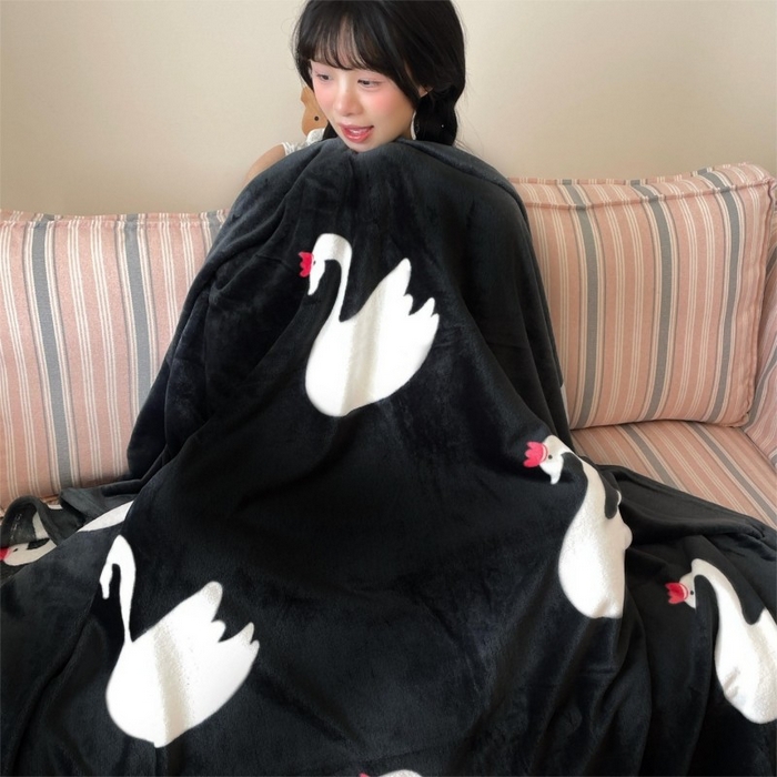 91家纺网 家纺一手货源 找家纺 顾里家纺 2025新款ins少女奶油治愈双面牛奶绒毯 黑天鹅