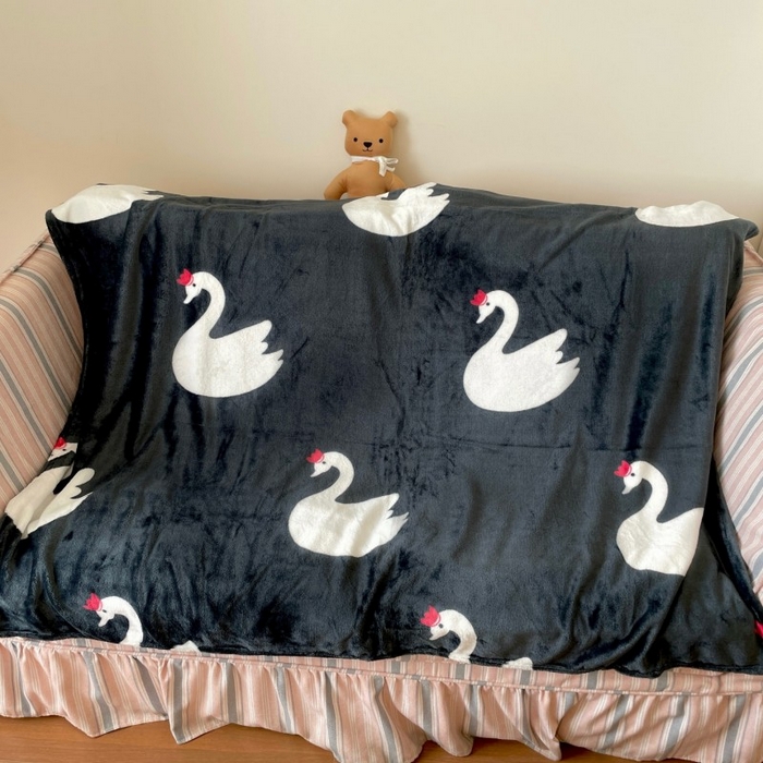 91家纺网 家纺一手货源 找家纺 顾里家纺 2025新款ins少女奶油治愈双面牛奶绒毯 黑天鹅