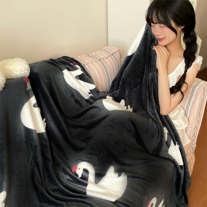 91家纺网 家纺一手货源 找家纺 顾里家纺 2025新款ins少女奶油治愈双面牛奶绒毯 黑天鹅