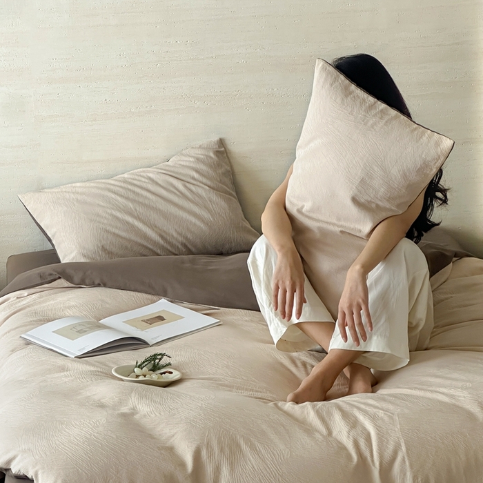 91家纺网 家纺一手货源 找家纺 梦享生活家居 2025新款全棉纯棉三层肌理提花四件套-素写系列（会员减10） 素写-奶白双拼可可棕