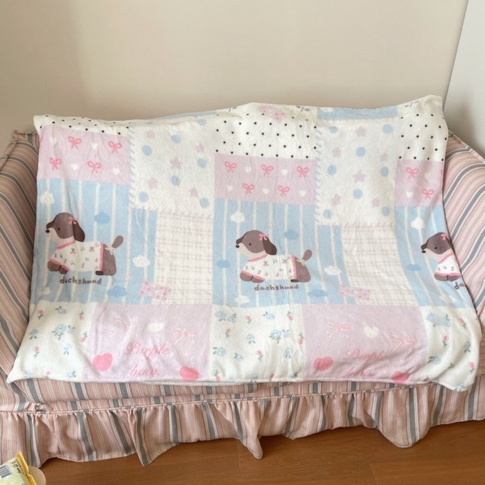 91家纺网 家纺一手货源 找家纺 顾里家纺 2025新款ins少女奶油治愈双面牛奶绒毯 拼接腊肠狗