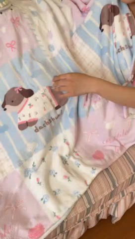 91家纺网 家纺一手货源 找家纺 顾里家纺 2025新款ins少女奶油治愈双面牛奶绒毯 拼接腊肠狗