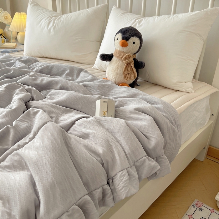 91家纺网 家纺一手货源 找家纺 顾里家纺 2025春夏新款韩系花边皱皱纱夏被夏凉被空调被 格林灰