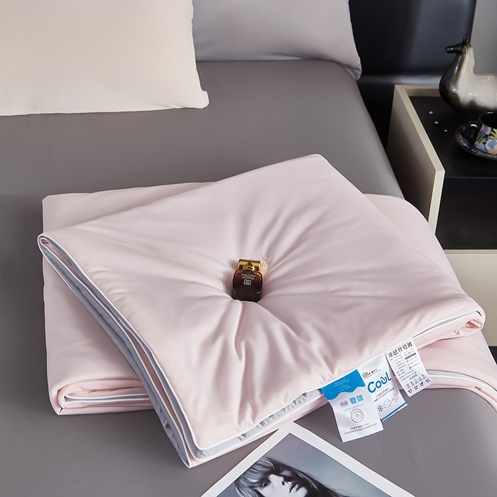 91家纺网 家纺一手货源 找家纺 中国龙家纺 2025新款凉感丝夏凉被 浅灰淡粉