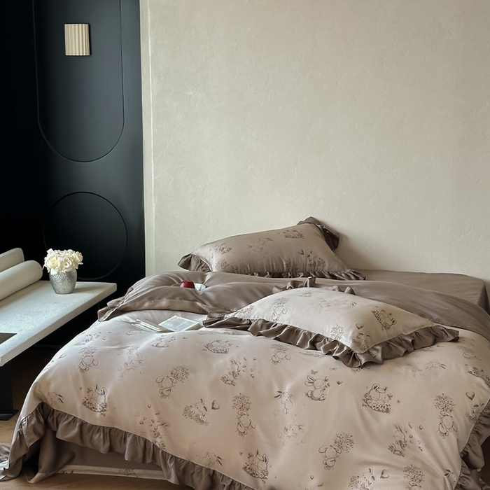 91家纺网 家纺一手货源 找家纺 （总）佳汐蓝家纺 2025 春夏新品60支兰精天丝数码印花荷叶边四件套-萌萌兔