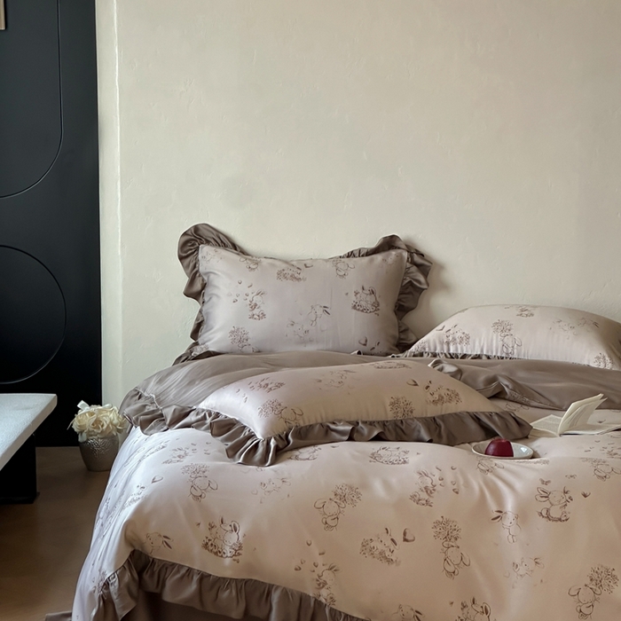 91家纺网 家纺一手货源 找家纺 （总）佳汐蓝家纺 2025 春夏新品60支兰精天丝数码印花荷叶边四件套-萌萌兔