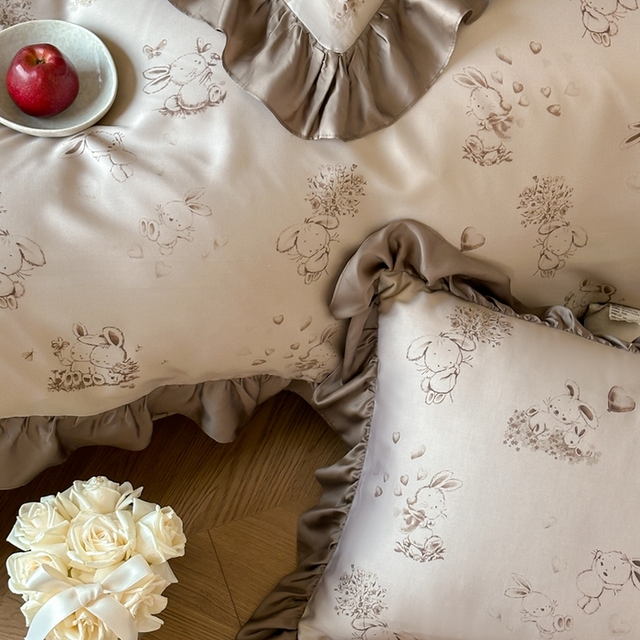 91家纺网 家纺一手货源 找家纺 （总）佳汐蓝家纺 2025 春夏新品60支兰精天丝数码印花荷叶边四件套-萌萌兔