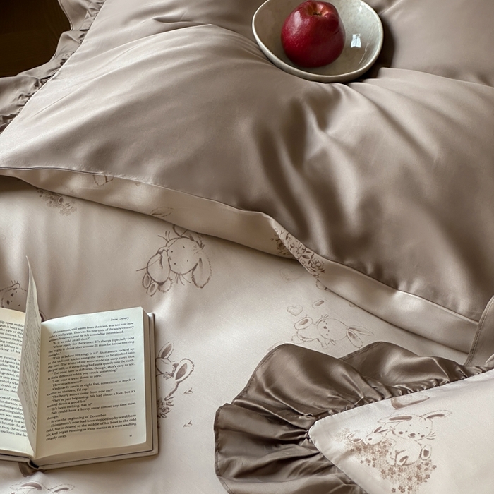 91家纺网 家纺一手货源 找家纺 （总）佳汐蓝家纺 2025 春夏新品60支兰精天丝数码印花荷叶边四件套-萌萌兔