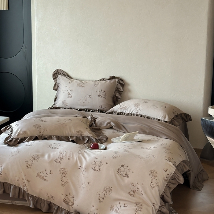 91家纺网 家纺一手货源 找家纺 （总）佳汐蓝家纺 2025 春夏新品60支兰精天丝数码印花荷叶边四件套-萌萌兔