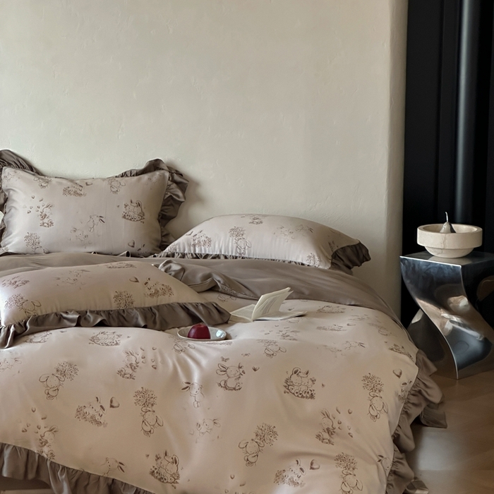 91家纺网 家纺一手货源 找家纺 （总）佳汐蓝家纺 2025 春夏新品60支兰精天丝数码印花荷叶边四件套-萌萌兔