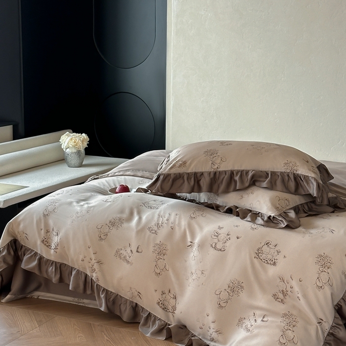 91家纺网 家纺一手货源 找家纺 （总）佳汐蓝家纺 2025 春夏新品60支兰精天丝数码印花荷叶边四件套-萌萌兔