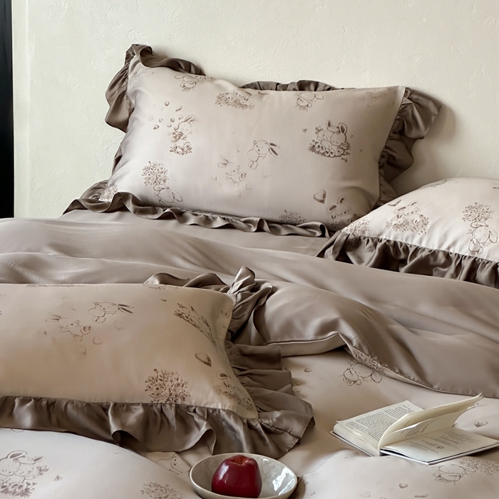 91家纺网 家纺一手货源 找家纺 （总）佳汐蓝家纺 2025 春夏新品60支兰精天丝数码印花荷叶边四件套-萌萌兔