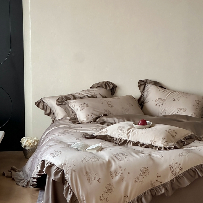 91家纺网 家纺一手货源 找家纺 （总）佳汐蓝家纺 2025 春夏新品60支兰精天丝数码印花荷叶边四件套-萌萌兔