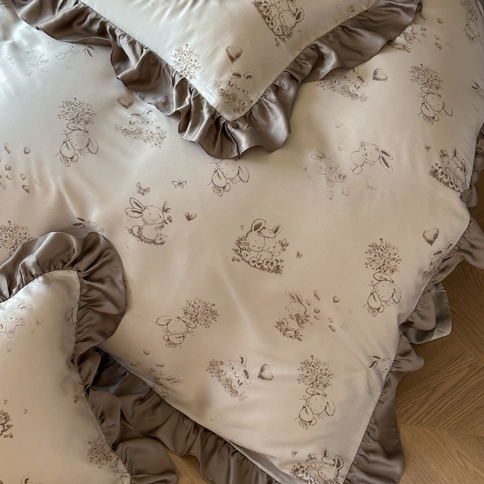 91家纺网 家纺一手货源 找家纺 （总）佳汐蓝家纺 2025 春夏新品60支兰精天丝数码印花荷叶边四件套-萌萌兔