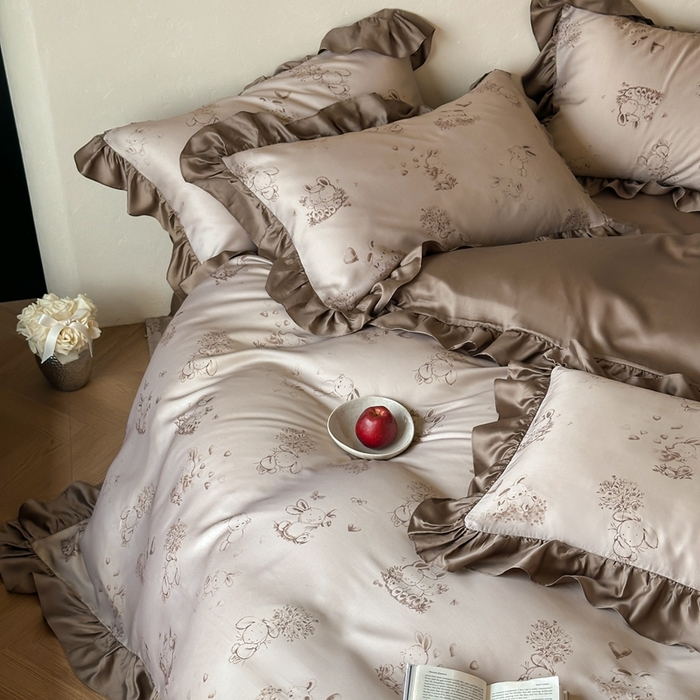 91家纺网 家纺一手货源 找家纺 （总）佳汐蓝家纺 2025 春夏新品60支兰精天丝数码印花荷叶边四件套-萌萌兔