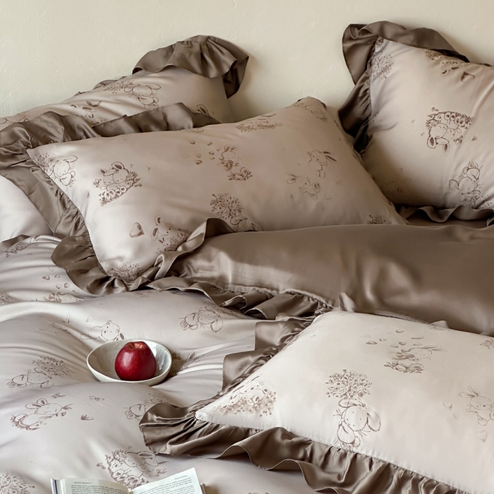 91家纺网 家纺一手货源 找家纺 （总）佳汐蓝家纺 2025 春夏新品60支兰精天丝数码印花荷叶边四件套-萌萌兔