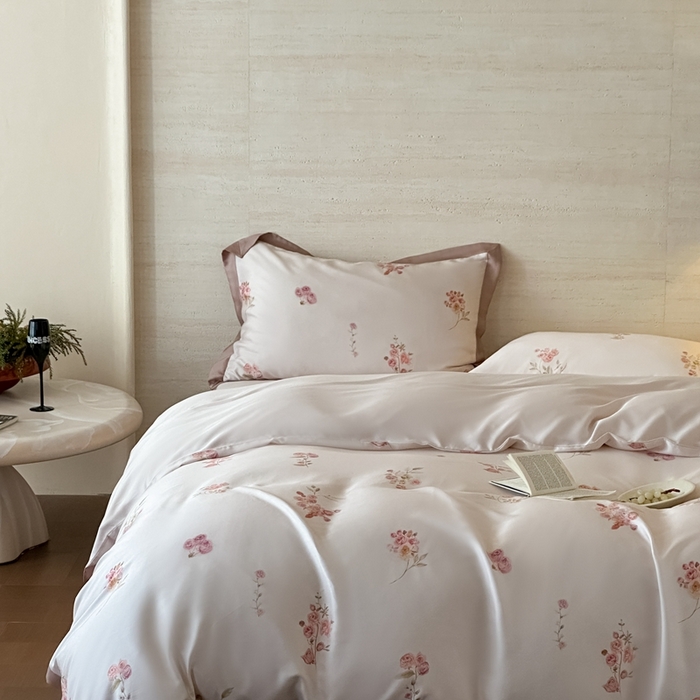 91家纺网 家纺一手货源 找家纺 佳汐蓝家纺 2025 春夏新品60支兰精天丝数码印花四件套-小苍兰花语 粉