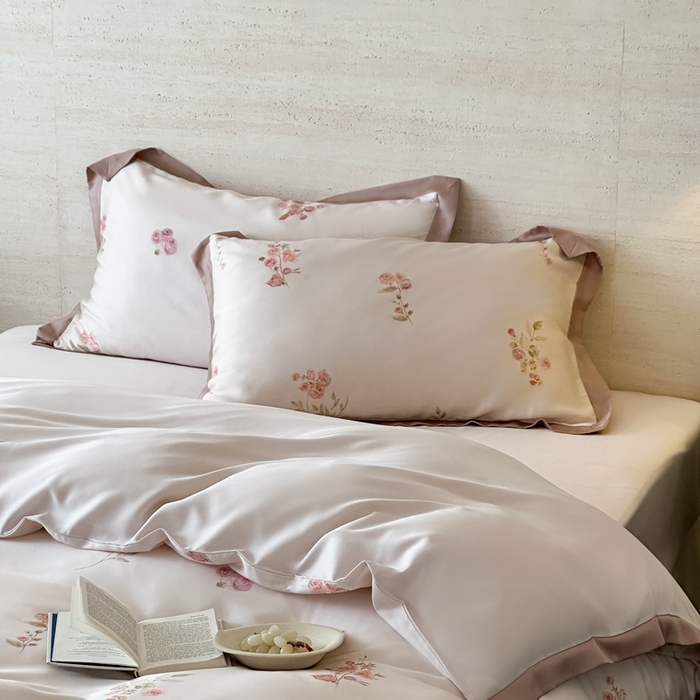 91家纺网 家纺一手货源 找家纺 佳汐蓝家纺 2025 春夏新品60支兰精天丝数码印花四件套-小苍兰花语 粉