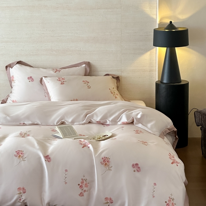 91家纺网 家纺一手货源 找家纺 佳汐蓝家纺 2025 春夏新品60支兰精天丝数码印花四件套-小苍兰花语 粉