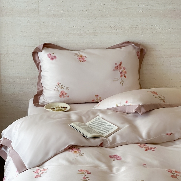 91家纺网 家纺一手货源 找家纺 佳汐蓝家纺 2025 春夏新品60支兰精天丝数码印花四件套-小苍兰花语 粉