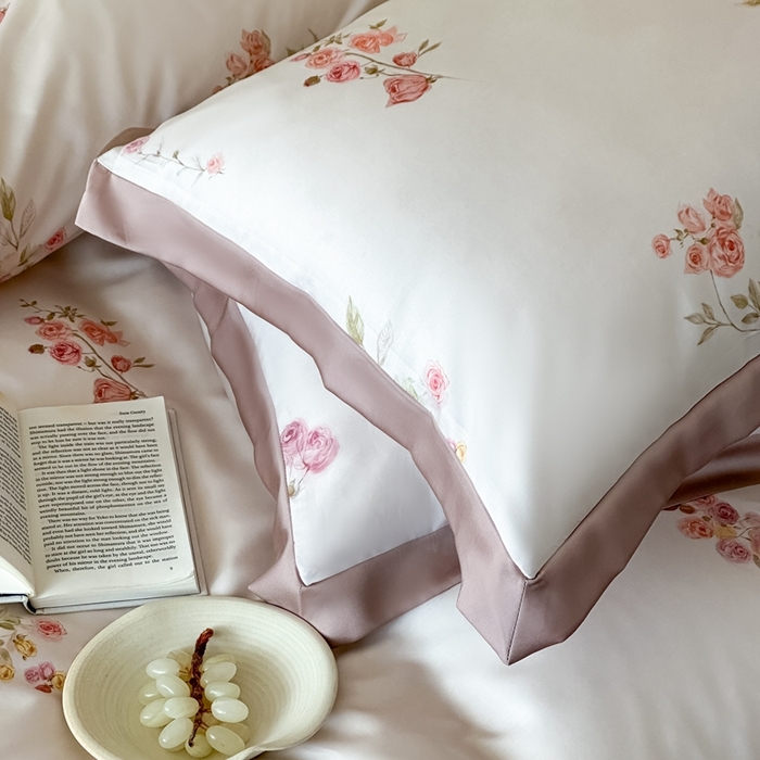 91家纺网 家纺一手货源 找家纺 佳汐蓝家纺 2025 春夏新品60支兰精天丝数码印花四件套-小苍兰花语 粉