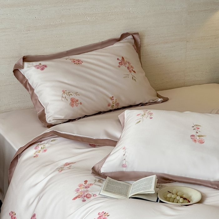 91家纺网 家纺一手货源 找家纺 佳汐蓝家纺 2025 春夏新品60支兰精天丝数码印花四件套-小苍兰花语 粉