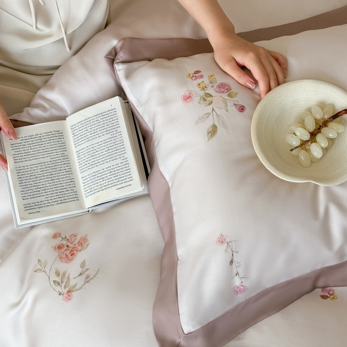 91家纺网 家纺一手货源 找家纺 佳汐蓝家纺 2025 春夏新品60支兰精天丝数码印花四件套-小苍兰花语 粉