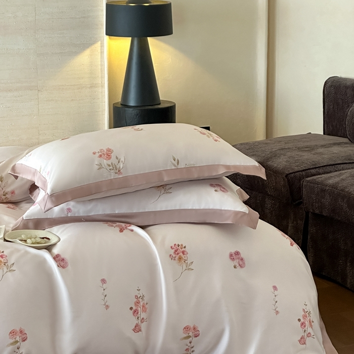 91家纺网 家纺一手货源 找家纺 佳汐蓝家纺 2025 春夏新品60支兰精天丝数码印花四件套-小苍兰花语 粉