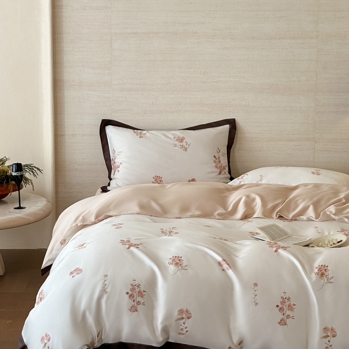 91家纺网 家纺一手货源 找家纺 佳汐蓝家纺 2025 春夏新品60支兰精天丝数码印花四件套-小苍兰花语 白