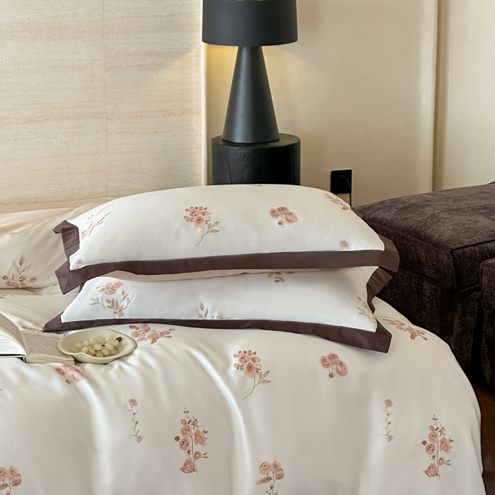 91家纺网 家纺一手货源 找家纺 佳汐蓝家纺 2025 春夏新品60支兰精天丝数码印花四件套-小苍兰花语 白