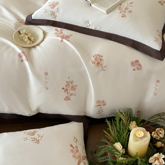 91家纺网 家纺一手货源 找家纺 佳汐蓝家纺 2025 春夏新品60支兰精天丝数码印花四件套-小苍兰花语 白