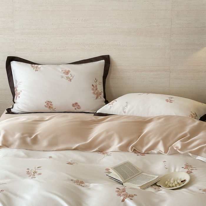 91家纺网 家纺一手货源 找家纺 佳汐蓝家纺 2025 春夏新品60支兰精天丝数码印花四件套-小苍兰花语 白