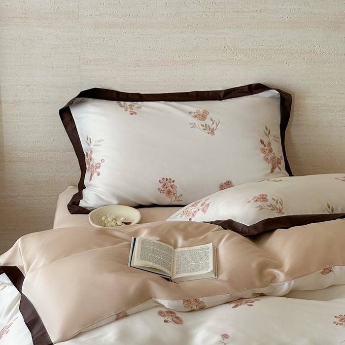 91家纺网 家纺一手货源 找家纺 佳汐蓝家纺 2025 春夏新品60支兰精天丝数码印花四件套-小苍兰花语 白