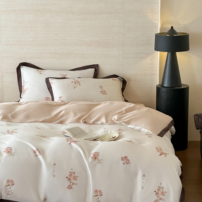 91家纺网 家纺一手货源 找家纺 佳汐蓝家纺 2025 春夏新品60支兰精天丝数码印花四件套-小苍兰花语 白