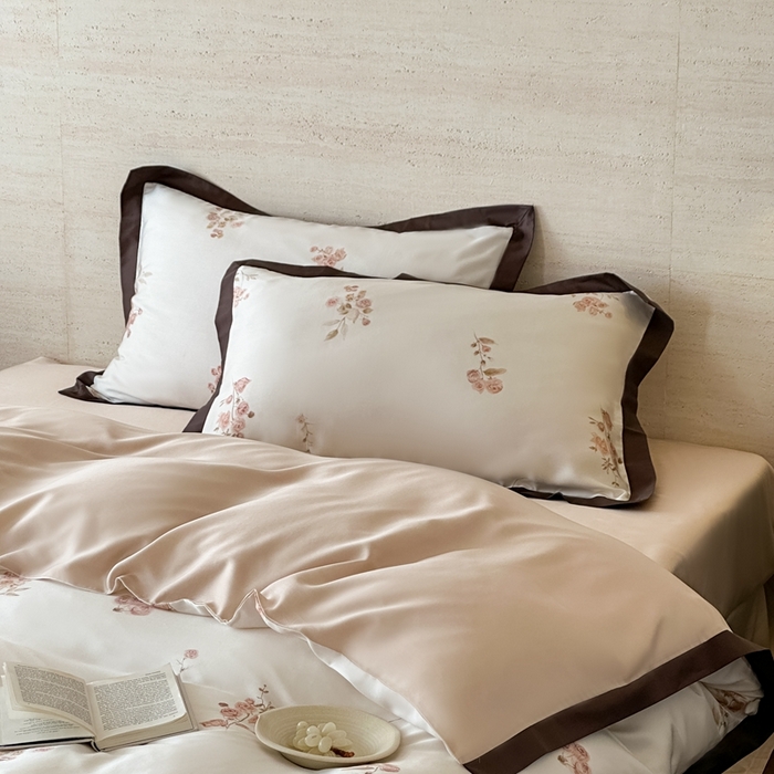 91家纺网 家纺一手货源 找家纺 佳汐蓝家纺 2025 春夏新品60支兰精天丝数码印花四件套-小苍兰花语 白