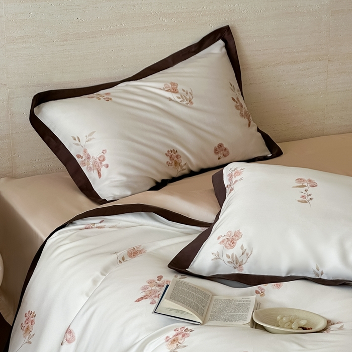 91家纺网 家纺一手货源 找家纺 佳汐蓝家纺 2025 春夏新品60支兰精天丝数码印花四件套-小苍兰花语 白