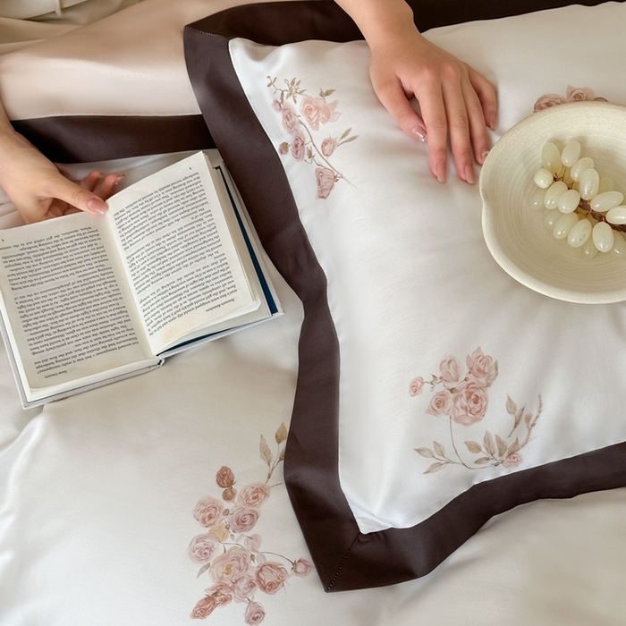 91家纺网 家纺一手货源 找家纺 佳汐蓝家纺 2025 春夏新品60支兰精天丝数码印花四件套-小苍兰花语 白