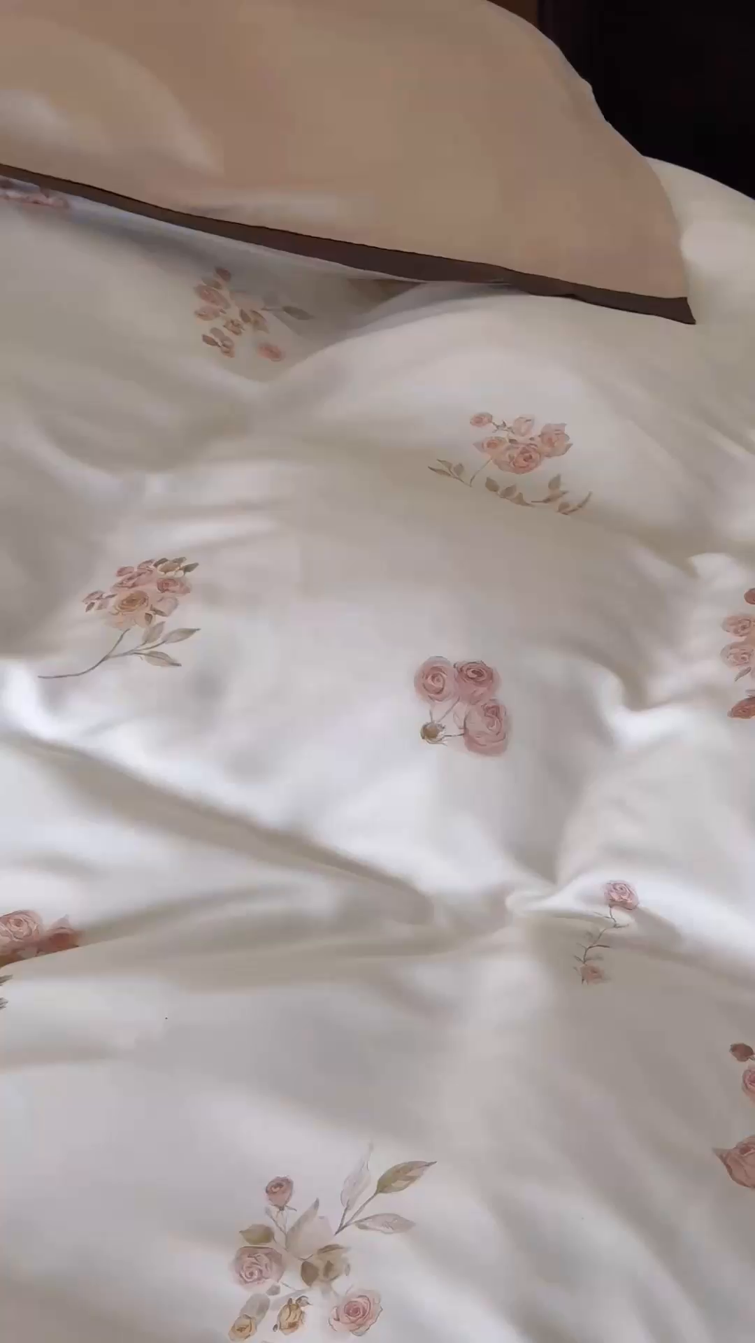 91家纺网 家纺一手货源 找家纺 佳汐蓝家纺 2025 春夏新品60支兰精天丝数码印花四件套-小苍兰花语 白