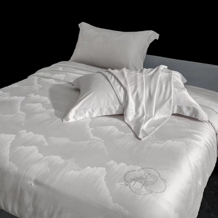 91家纺网 家纺一手货源 找家纺 俏企鹅羽绒精品馆 2025新款60S 大提花蚕丝夏被蚕丝被-锦鲤跃龙门 灰