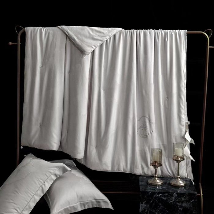 91家纺网 家纺一手货源 找家纺 俏企鹅羽绒精品馆 2025新款60S 大提花蚕丝夏被蚕丝被-锦鲤跃龙门 灰