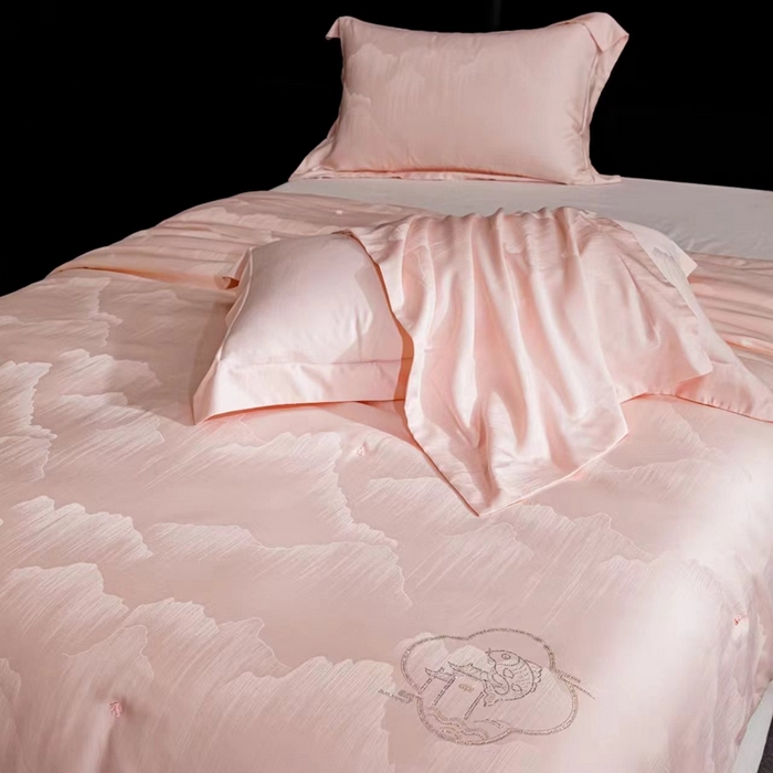 91家纺网 家纺一手货源 找家纺 俏企鹅羽绒精品馆 2025新款60S 大提花蚕丝夏被蚕丝被-锦鲤跃龙门 粉玉