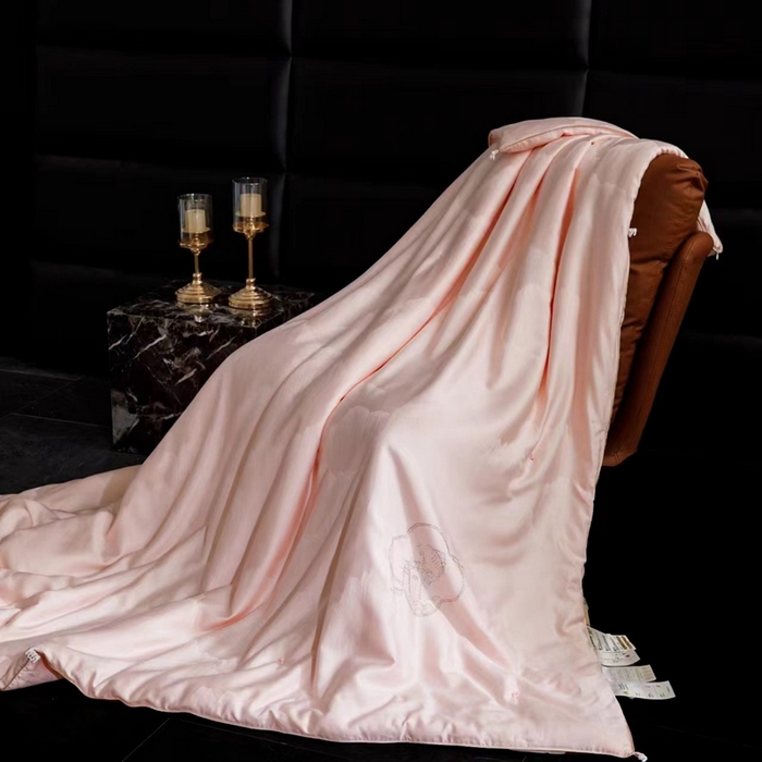 91家纺网 家纺一手货源 找家纺 俏企鹅羽绒精品馆 2025新款60S 大提花蚕丝夏被蚕丝被-锦鲤跃龙门 粉玉